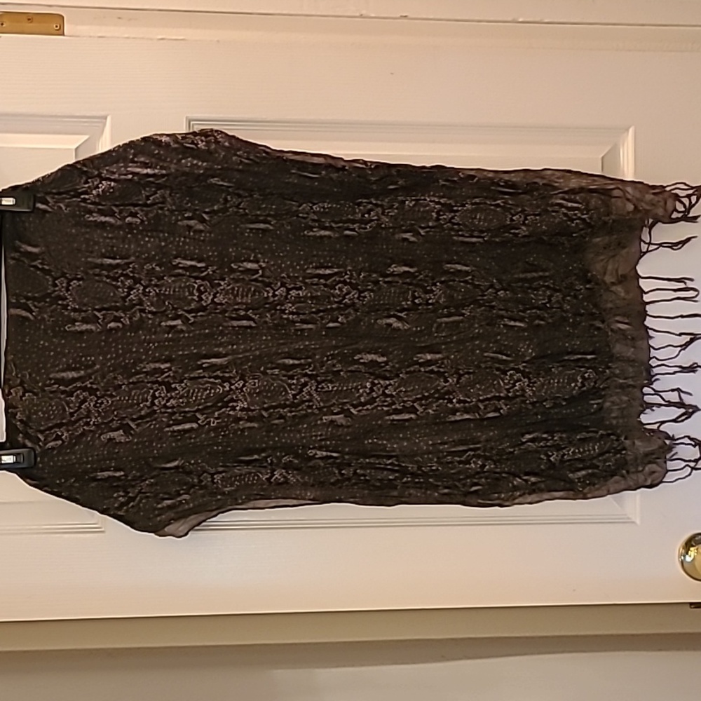 Cottony, Sheer long scarf with fringe snakeskin pattern of Black and Gold